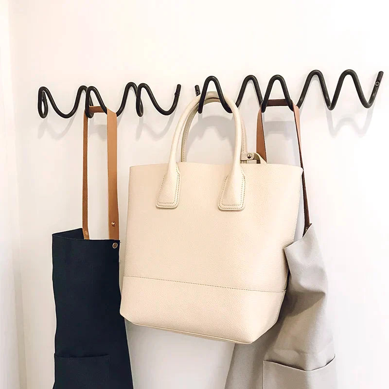 LineaLoop – Moderner Metall-Wandmantelständer mit elegantem Design