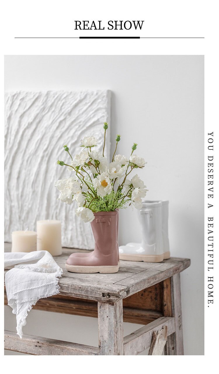 Keramikvase mit Gummistiefeln