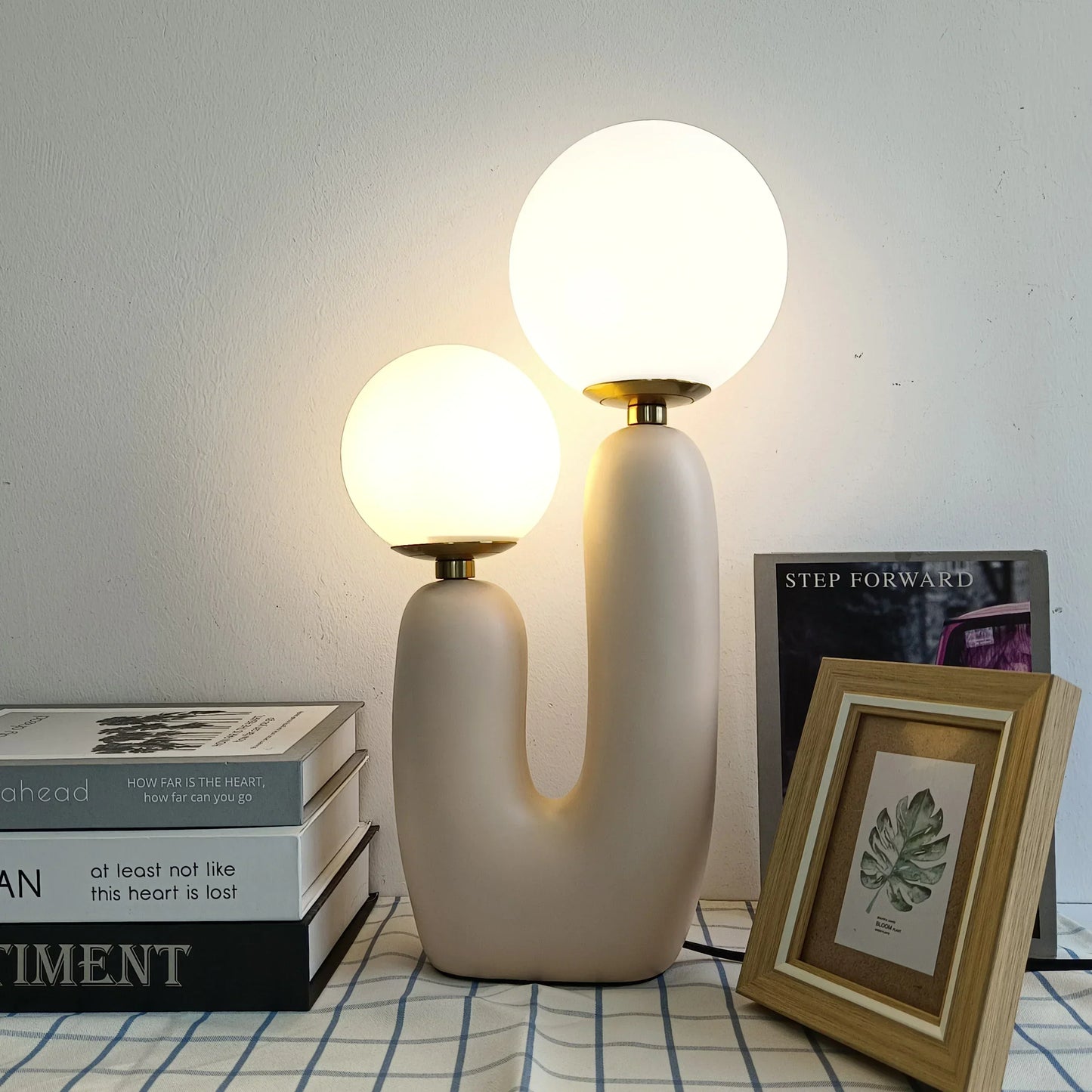 Moderne Tischlampe Kaktus – Kreative und elegante Beleuchtung mit Glasglobes