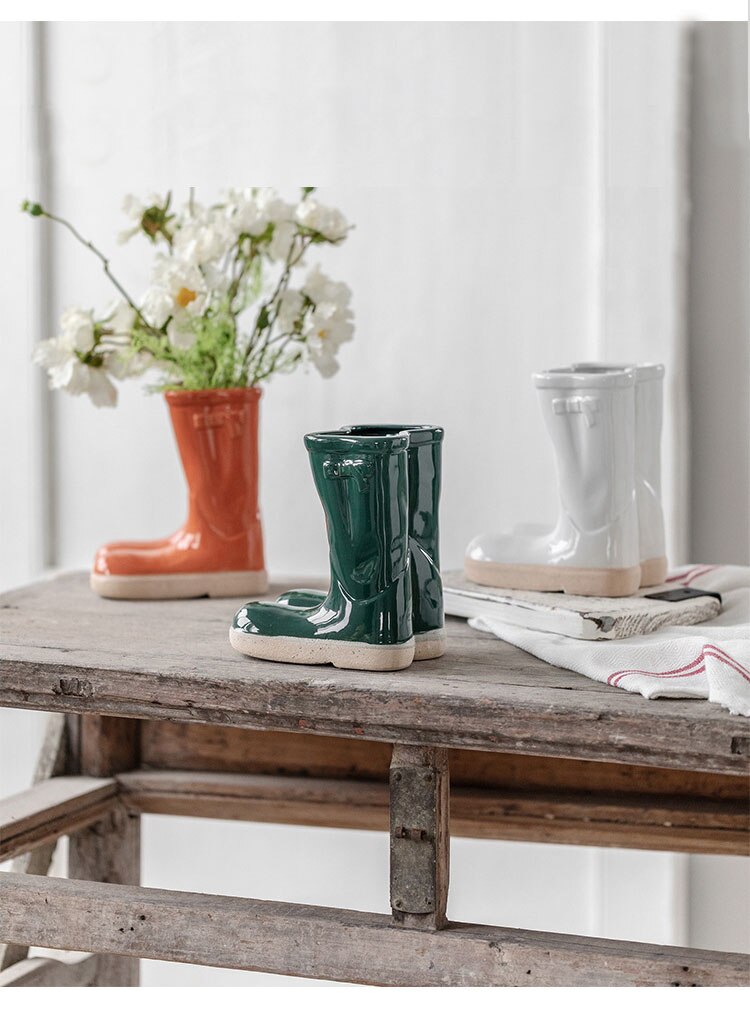 Keramikvase mit Gummistiefeln