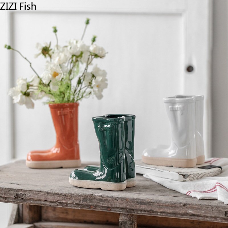Keramikvase mit Gummistiefeln