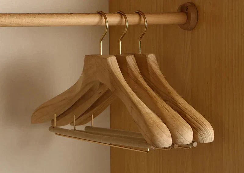 Premium Holzkleiderbügel aus Kampherholz mit breiten Schultern – Set von 2 für optimale Kleidungsorganisation