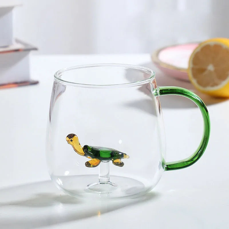 Becher mit Griff im Ichendorf-Stil mit Ornament in Grundfarbe