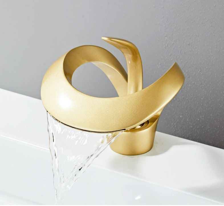 Badezimmer Wasserhahn mit modernem Wasserfallauslauf