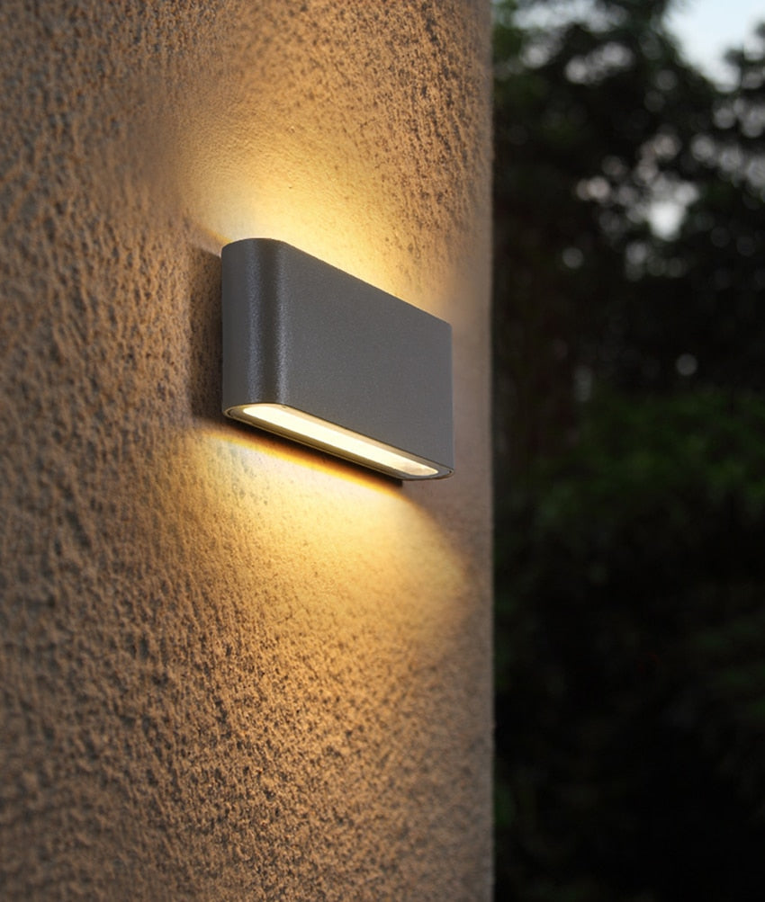 Wetterfeste Wandlampe Außen mit Sensor | GuardGlow