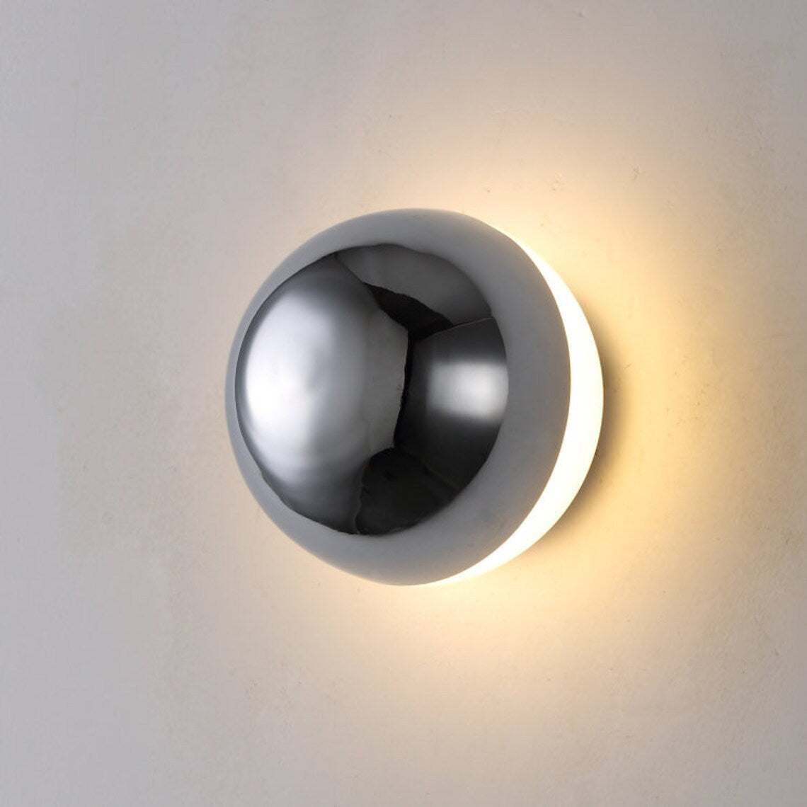 RoyaleGlow Elegante Runde Metall Wandlampe – Modernes Wohnaccessoire