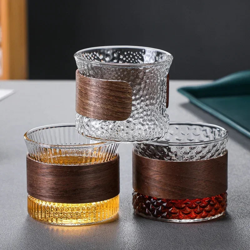 WoodFlow – Handgemachtes Tumbler-Glas mit Holzakzent für stilvolles Genießen