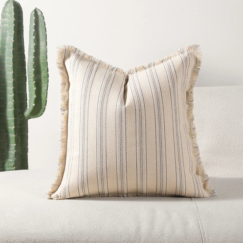 ScandiLuxe – Elegante Jacquard Kissenbezug mit feinen Fransen Details