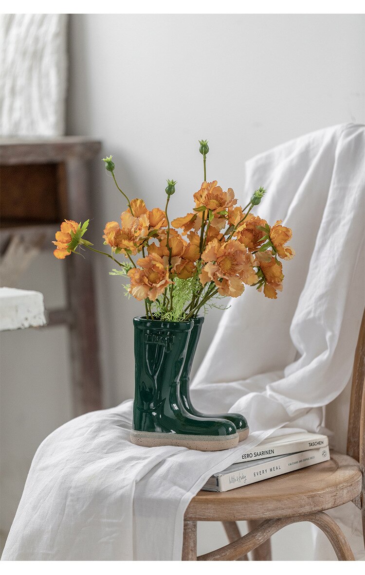 Keramikvase mit Gummistiefeln