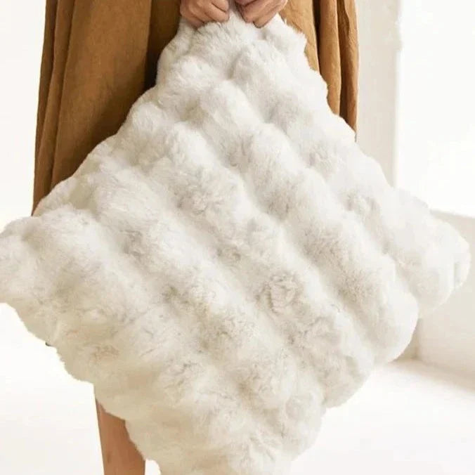 FurLuxe – Luxuriöser Faux Fur Kissenbezug für stilvollen Komfort