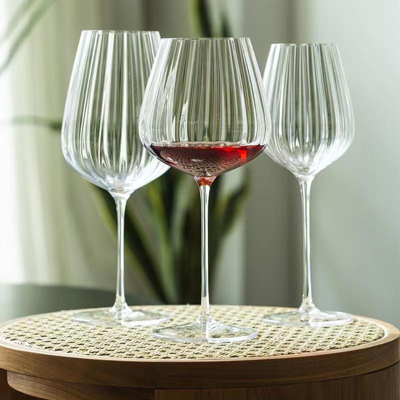Getränkegläser – Wellenmuster aus Glas – Elegantes Design für Wein & Cocktails
