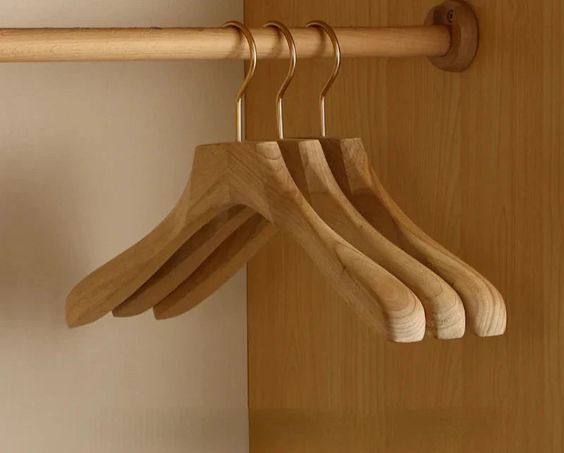 Premium Holzkleiderbügel aus Kampherholz mit breiten Schultern – Set von 2 für optimale Kleidungsorganisation
