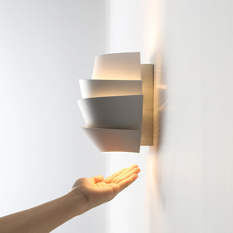Wandleuchte aus Eisen mit zwei Lichtquellen