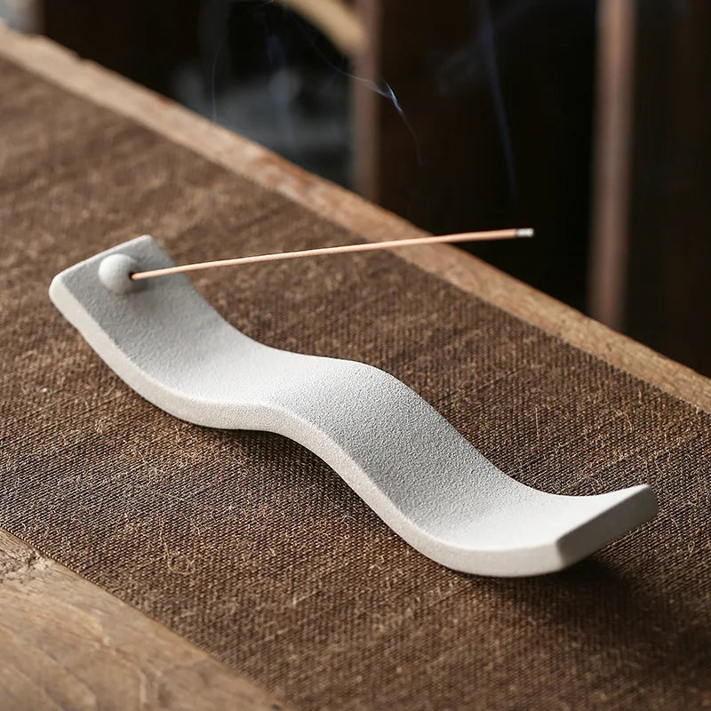 ZenWave – Eleganter Keramik Räuchergefäß mit beruhigendem Wellen-Design