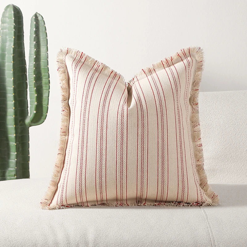 ScandiLuxe – Elegante Jacquard Kissenbezug mit feinen Fransen Details