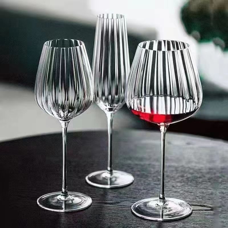 Getränkegläser – Wellenmuster aus Glas – Elegantes Design für Wein & Cocktails
