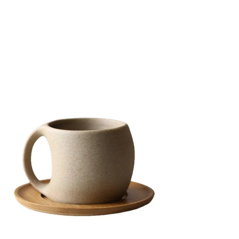 Minimalistische keramische Kaffeetasse mit Holzuntersetzer