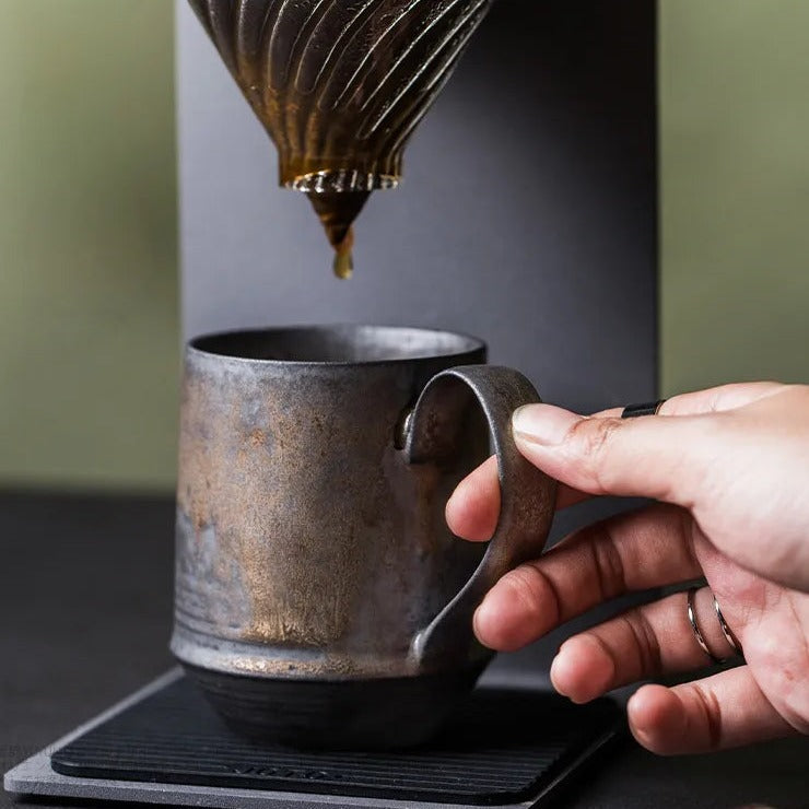 HarvestStone – Handgefertigte rustikale Keramiktasse für ein warmes, nostalgisches Erlebnis