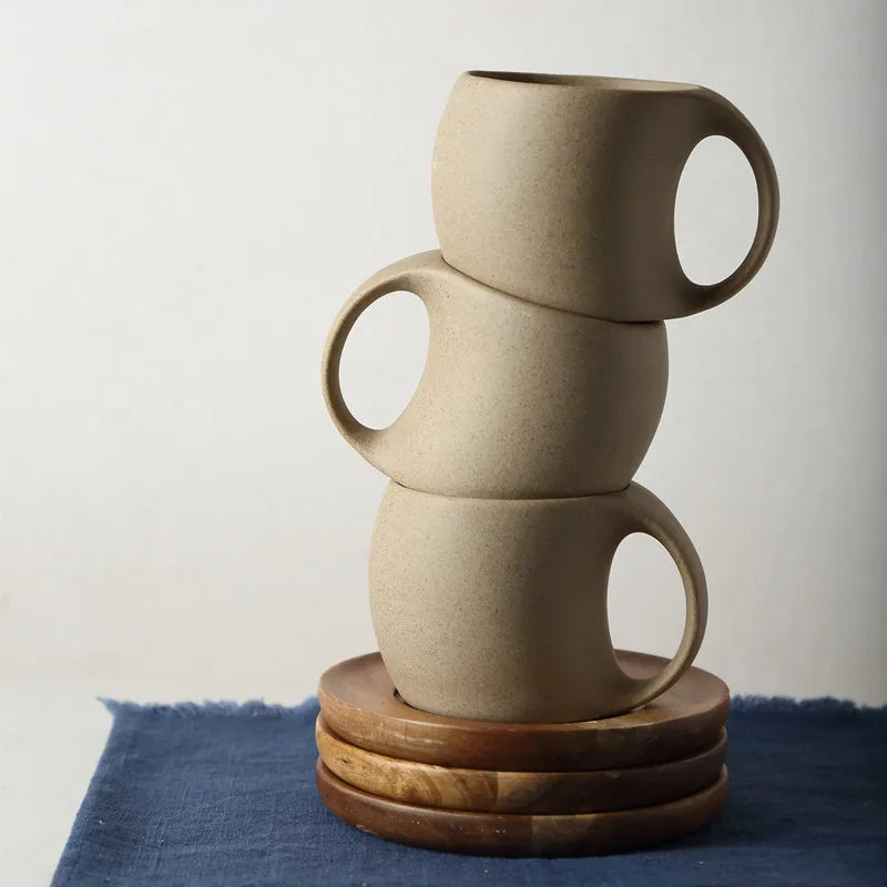 Minimalistische keramische Kaffeetasse mit Holzuntersetzer