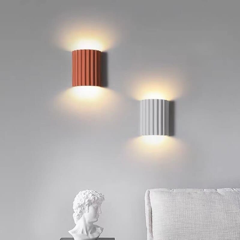 Moderne Wandleuchte mit gewelltem Schirm – Elegante und komfortable Beleuchtung