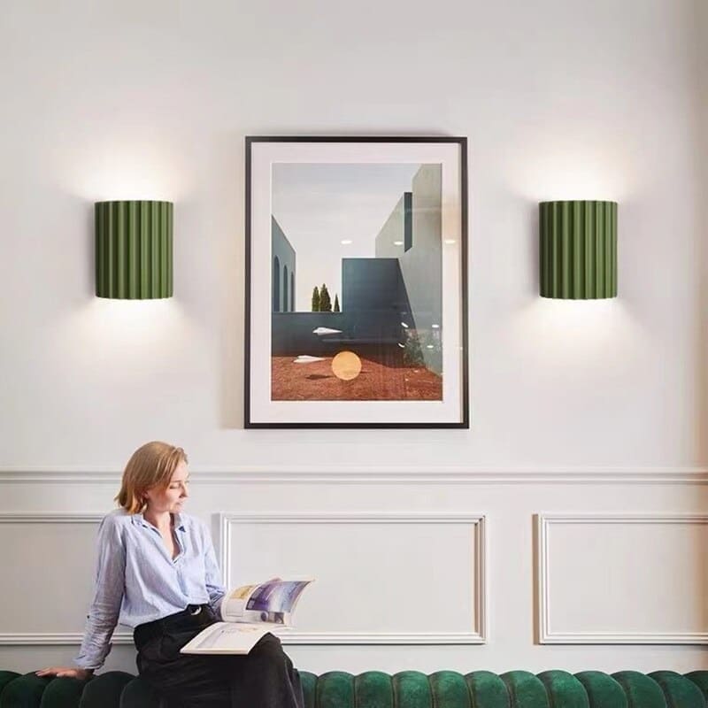 Moderne Wandleuchte mit gewelltem Schirm – Elegante und komfortable Beleuchtung