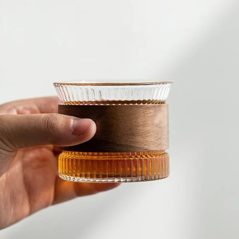 WoodFlow – Handgemachtes Tumbler-Glas mit Holzakzent für stilvolles Genießen