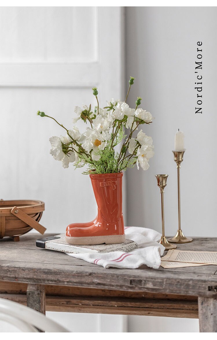 Keramikvase mit Gummistiefeln