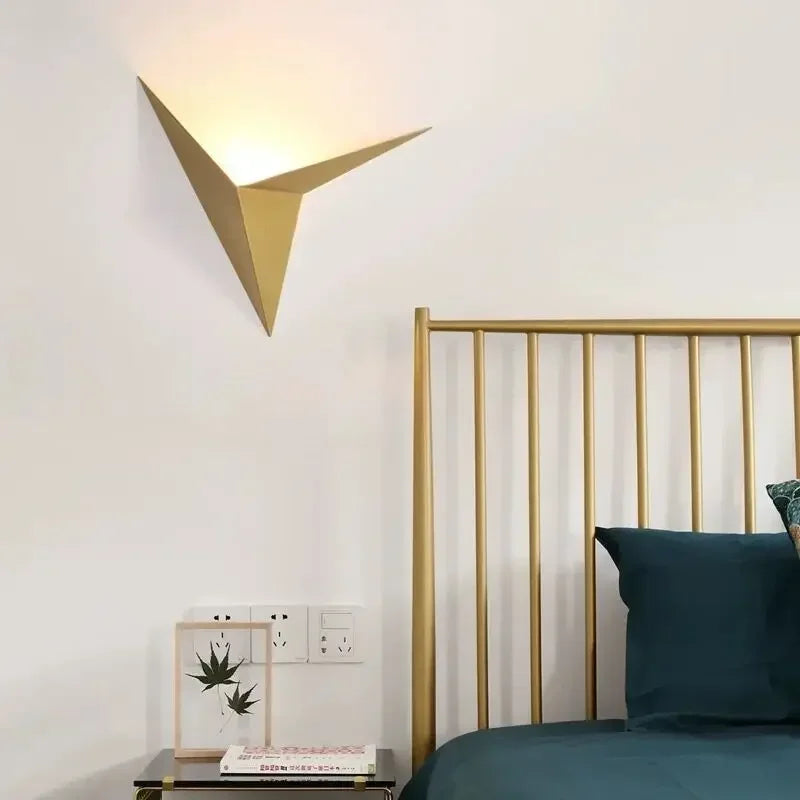 Moderne kreative dreieckige Wandlampe