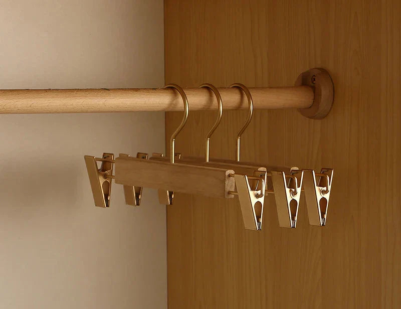 Premium Holzkleiderbügel aus Kampherholz mit breiten Schultern – Set von 2 für optimale Kleidungsorganisation