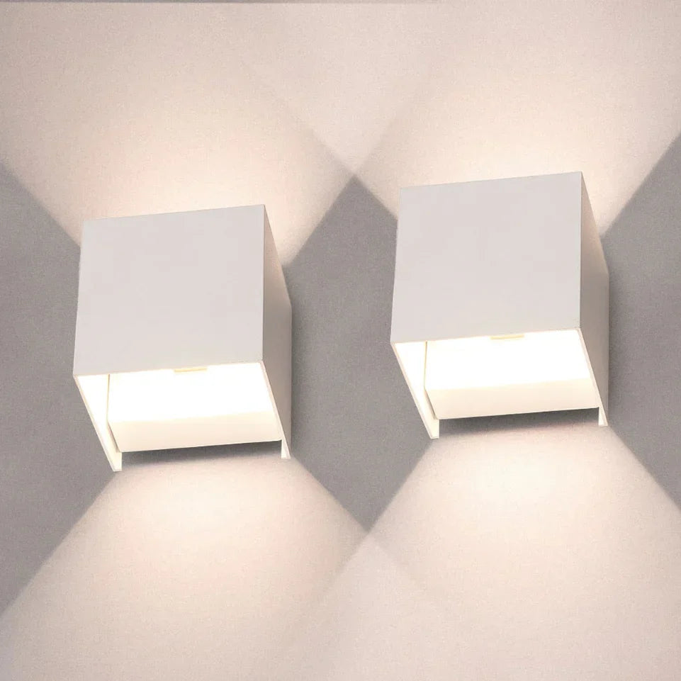 Moderne LED-Wandleuchte im Kubus-Design