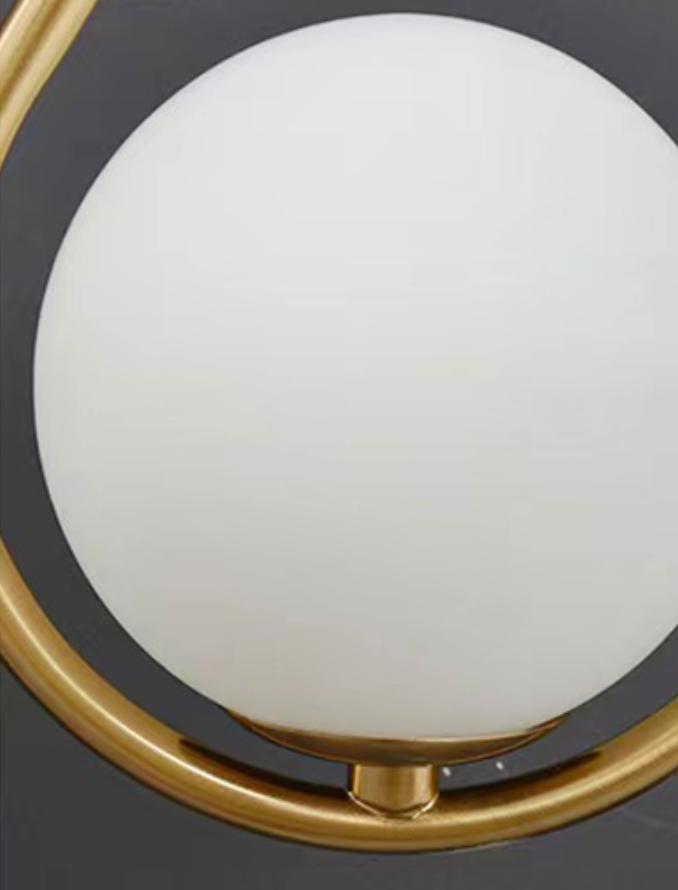 RoyaleGlow Elegante Metallrahmen Glas Ball Wandleuchte - Moderne Wohnbeleuchtung