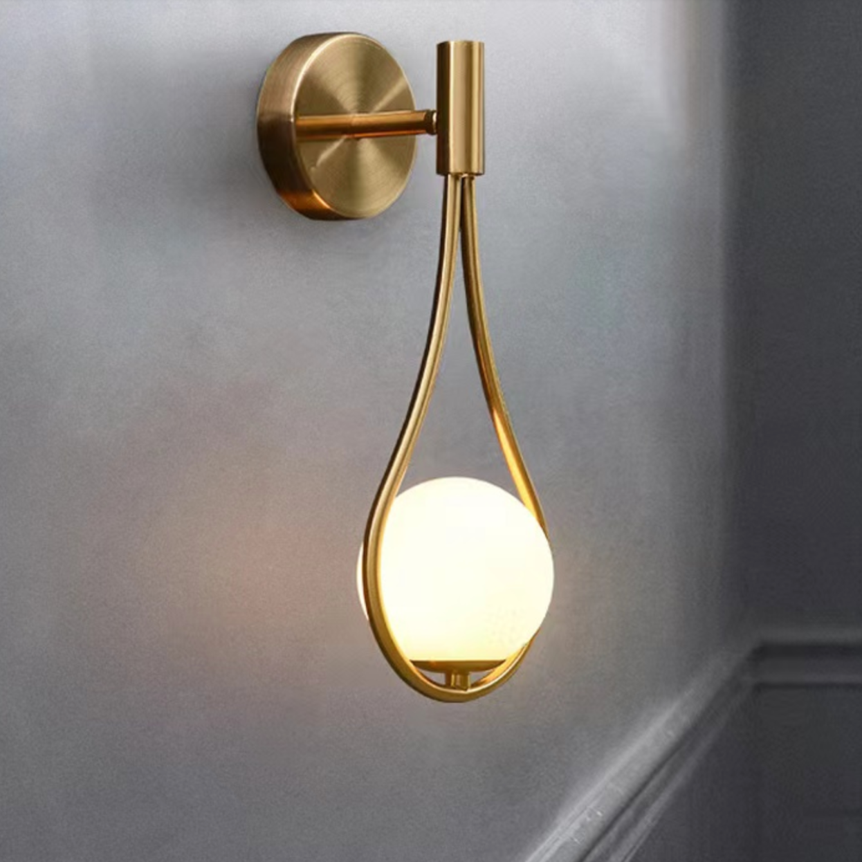 RoyaleGlow Elegante Metallrahmen Glas Ball Wandleuchte - Moderne Wohnbeleuchtung