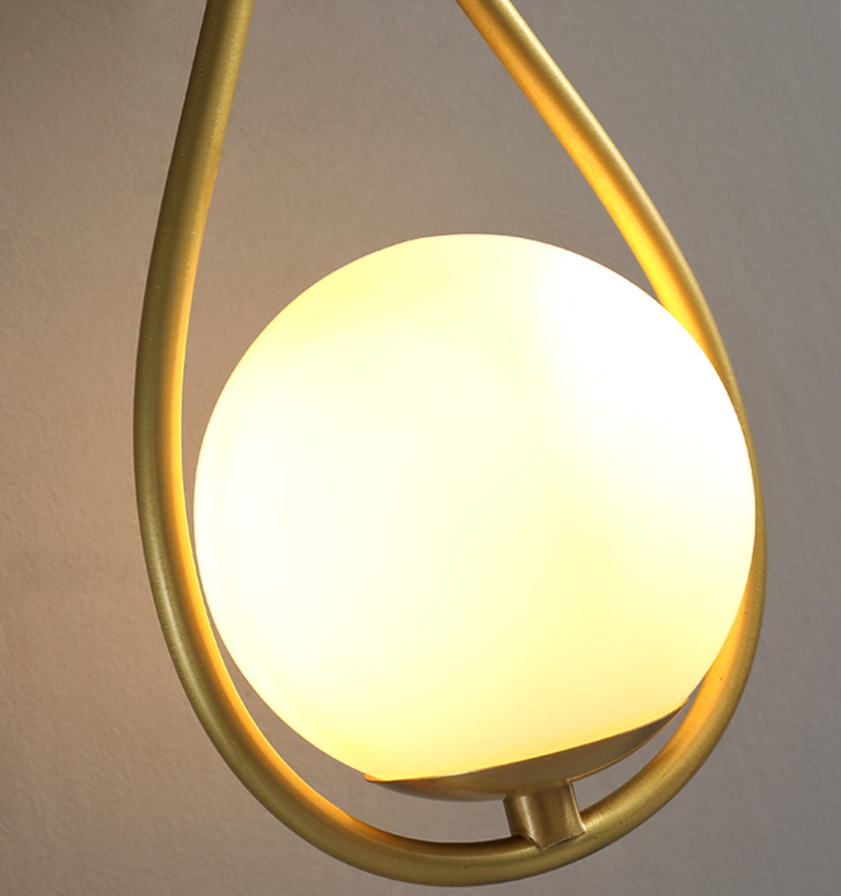 RoyaleGlow Elegante Metallrahmen Glas Ball Wandleuchte - Moderne Wohnbeleuchtung