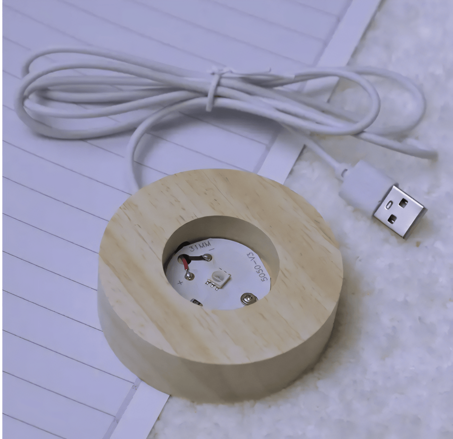 3D-lasergeschnitzte Kristallkugel, leuchtende Tischlampe mit Holzsockel
