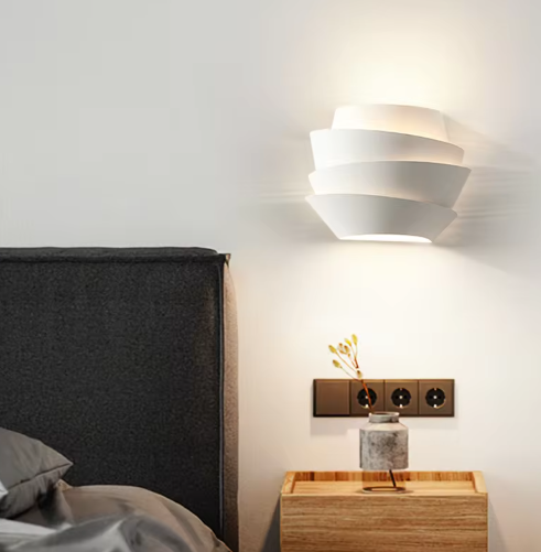 Moderne Wandlampe mit dualen Lichteigenschaften