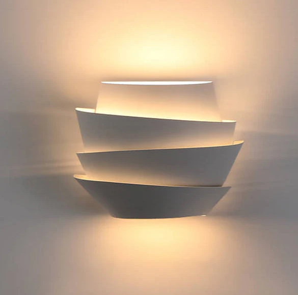 Moderne Wandlampe mit dualen Lichteigenschaften