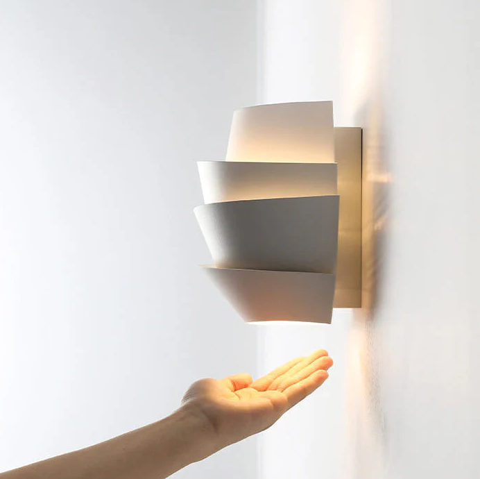 Moderne Wandlampe mit dualen Lichteigenschaften