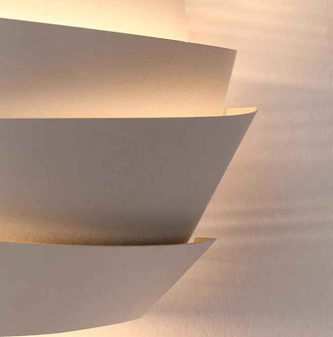 Moderne Wandlampe mit dualen Lichteigenschaften