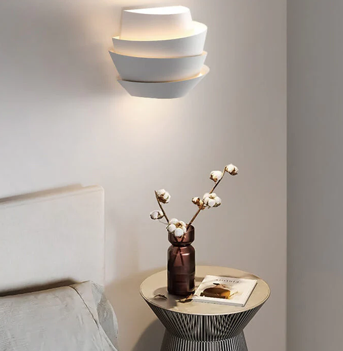 Moderne Wandlampe mit dualen Lichteigenschaften