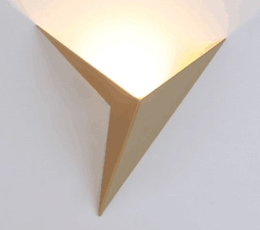 Dreieckige Wandlampe für modernes Licht | GlowLuxury