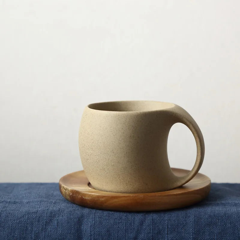 Minimalistische keramische Kaffeetasse mit Holzuntersetzer