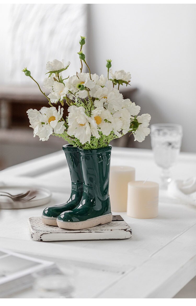 Keramikvase mit Gummistiefeln