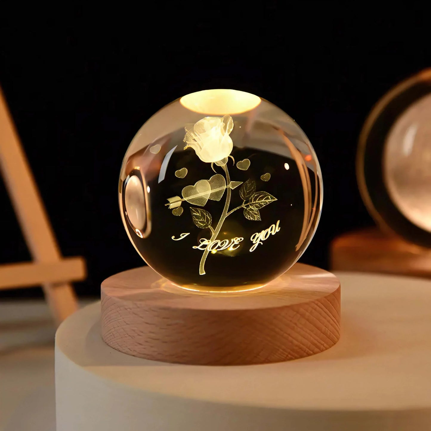 3D-lasergeschnitzte Kristallkugel, leuchtende Tischlampe mit Holzsockel