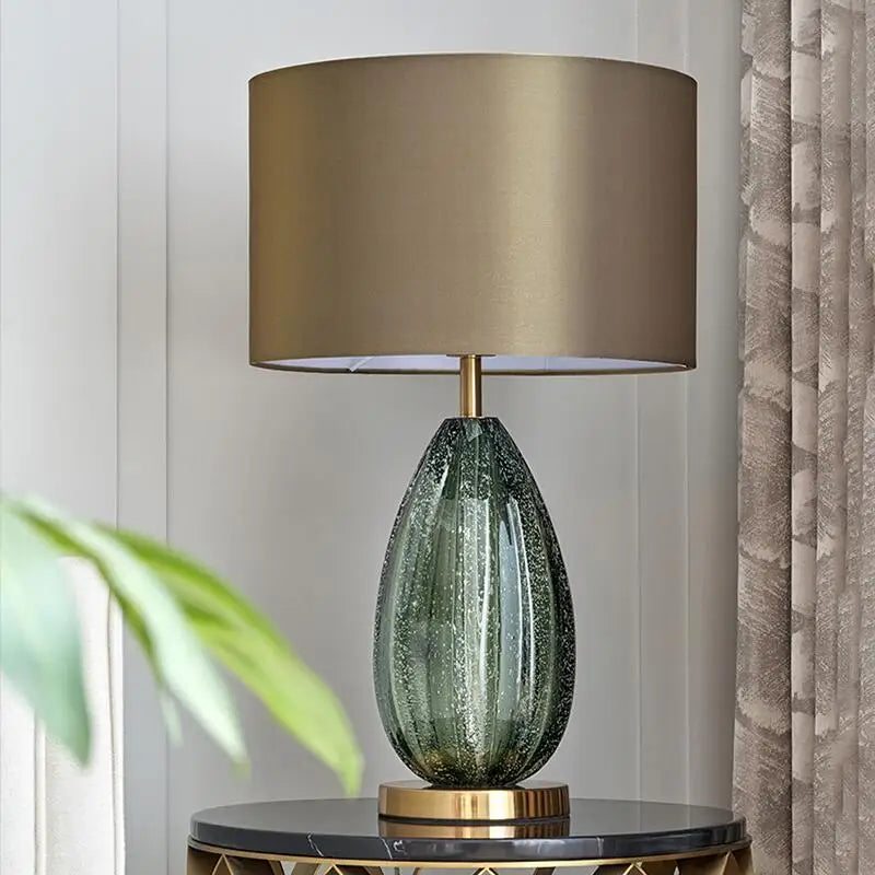 Tolles Licht – Übergroße Tischlampe aus Glas