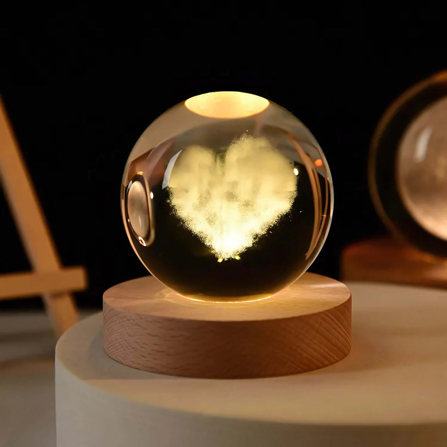 3D-lasergeschnitzte Kristallkugel, leuchtende Tischlampe mit Holzsockel