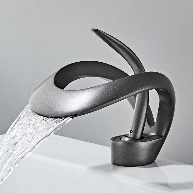 Badezimmer Wasserhahn mit modernem Wasserfallauslauf