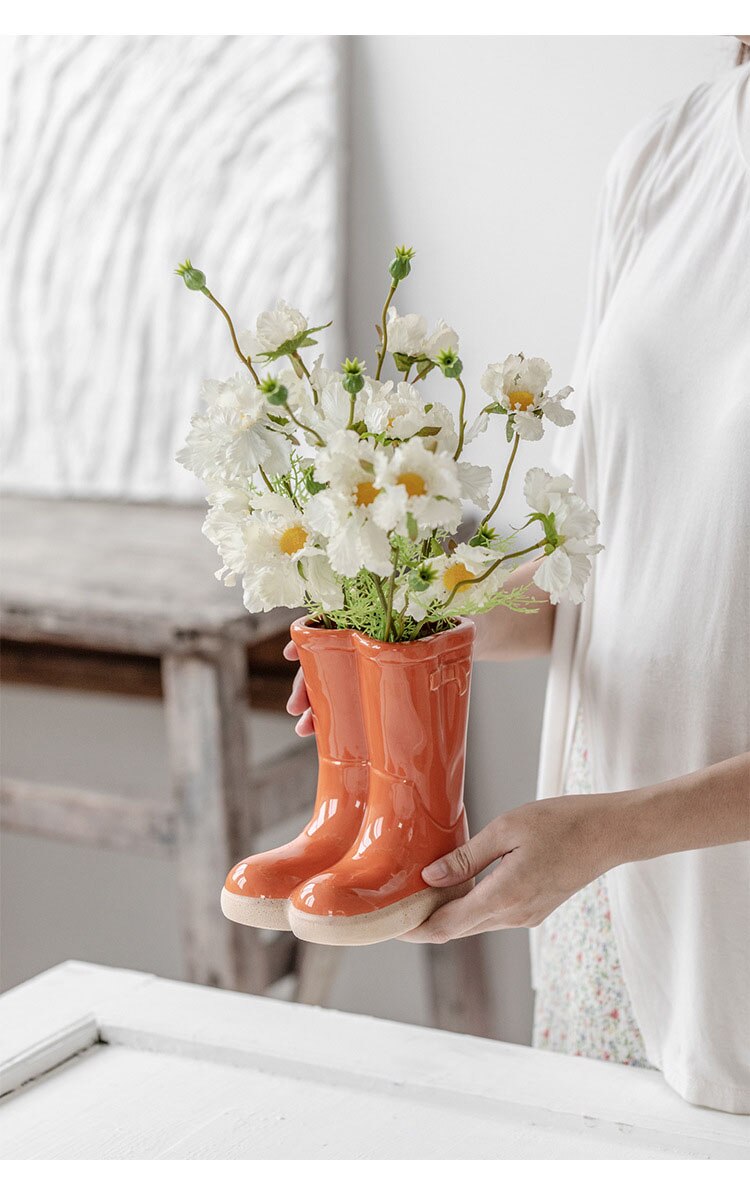 Keramikvase mit Gummistiefeln