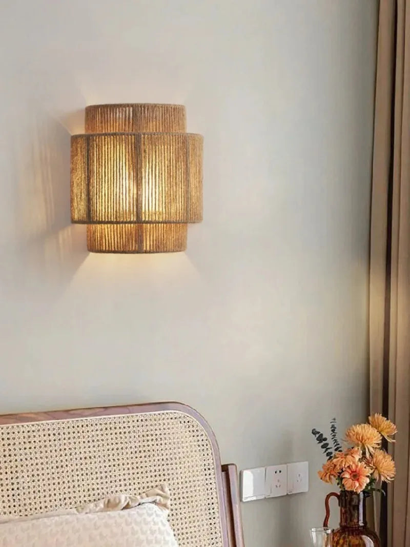 Royaleva Wabi-Sabi Rattan Wandlampe mit LED E27 für Schlafzimmer & Wohnzimmer
