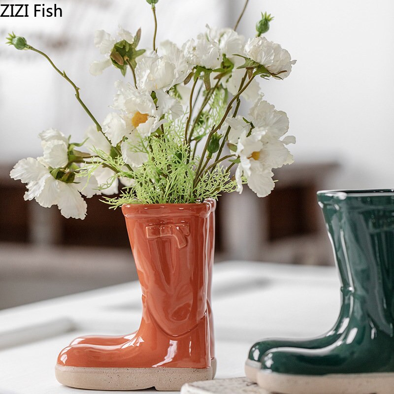 Keramikvase mit Gummistiefeln