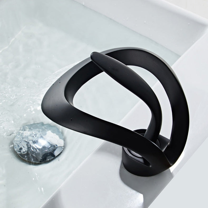 Badezimmer Wasserhahn mit modernem Wasserfallauslauf